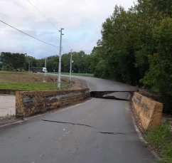 Notícia - Após elevação de rio, cabeceira de ponte cede em Forquilhinha