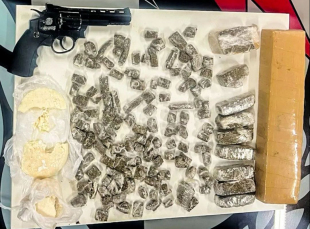 Notícia - PM apreende maconha, crack e arma falsa em quarto de adolescente