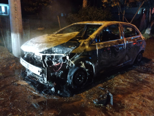 Notícia - Carro é destruído por chamas em Passo de Torres