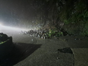 Notícia - Queda de barreira deixa trânsito em meia pista na Serra do Rio do Rastro