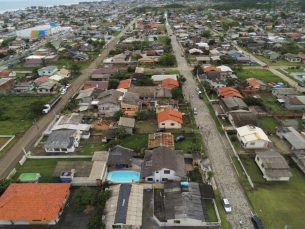 Notícia - Mais de 300 famílias foram afetadas pelo temporal em Balneário Arroio do Silva