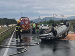 Notícia - Capivari de Baixo: Mãe e filho se envolvem em capotamento na BR-101