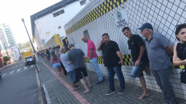 Notícia - Criciúma x Brusque - Torcedores fazem fila para retirar ingressos infantis