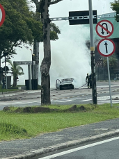 Notícia - Imagens mostram carro em chamas no Centro de Criciúma (VÍDEOS)