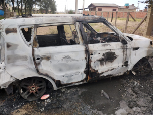 Notícia - Carro fica destruído após pegar fogo em Passo de Torres