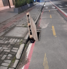 Notícia - Bueiro aberto em ciclofaixa preocupa comunidade do bairro São Luiz