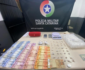 Notícia - PM cerca residência e apreende embalagens de crack, cocaína e maconha em Criciúma