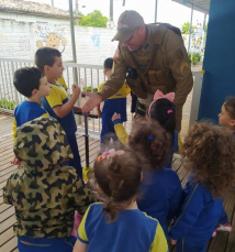 Notícia - Em 15 dias, PM realizou 543 rondas em escolas e atendeu 120 denúncias sobre fake news (FOTOS)