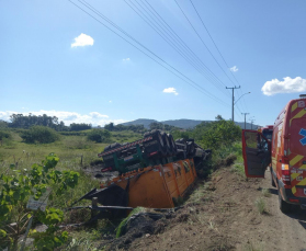 Notícia - Caminhão capota após saída de pista em Urussanga