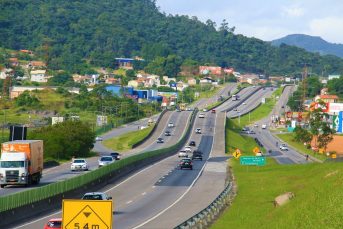 Notícia - Caminhões com eixos suspensos carregados passam a ser cobrados na BR-101