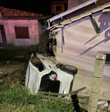 Notícia - Carro sai da pista e colide contra casa em Imbituba