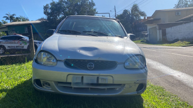 Notícia - Criciúma: carro com registro de furto é abandonado na Vila Nova Esperança