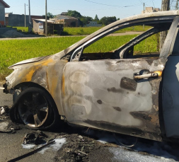 Notícia - Incêndio em veículo é registrado no Centro de Forquilhinha (FOTOS)