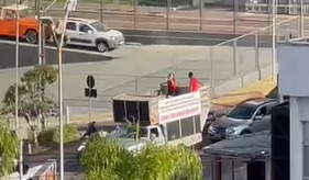 Notícia - Servidores protestam em trio elétrico no Centro de Criciúma (VÍDEO)