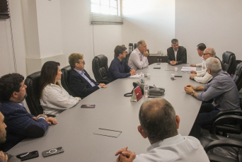 Notícia - Grupo Ezos recebe autoridades para tratar do futuro da Cervejaria Santa Catarina