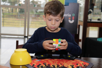 Notícia - Campeonato amador de cubo mágico reúne mais de 40 cubistas em Criciúma 