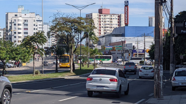 Notícia - Semáforos intermitentes causam congestionamento no Centro de Criciúma