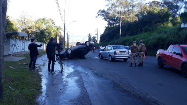 Notícia - Criciúma: capotamento é registrado na Avenida Luiz Lazzarin