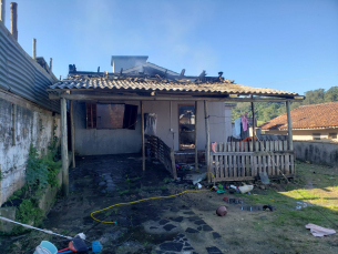 Notícia - Incêndio destrói casa no bairro Mina Brasil em Criciúma