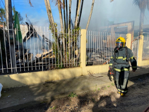 Notícia - Incêndio em residência deixa uma pessoa morta em Içara