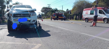 Notícia - Motociclista de 20 anos fica gravemente ferida após ser atropelada em Içara (VÍDEO)