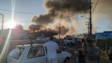 Notícia - Forquilhinha: quatro carros e um trator ficam destruídos em incêndio na oficina automotiva (FOTOS e VÍDEO)