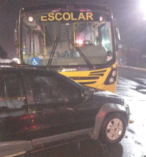 Notícia - Mulher fica ferida após colisão entre carro e ônibus em Sombrio