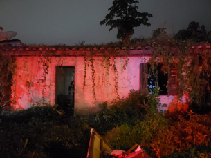 Notícia - Casa abandonada pega fogo em Criciúma