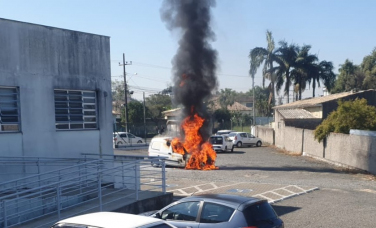 Notícia - Veículo da UBS do bairro Wosocris, em Criciúma, é consumido por incêndio (FOTOS e VÍDEO)