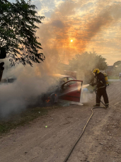 Notícia - Araranguá: bombeiros combatem incêndio em veículo 