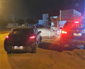 Notícia - Casal não devolve carro alugado e é preso pela PRF em SC