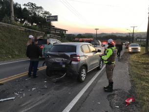 Notícia - Acidente com três veículos é registrado na Rodovia Genésio Mazon