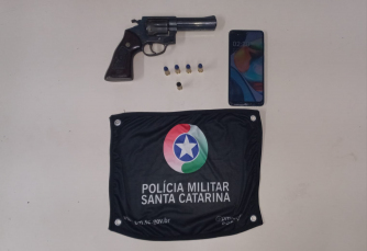 Notícia - Jovem tenta fugir da polícia com veículo roubado e acaba preso em Criciúma