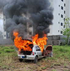 Notícia - Criminosos ateiam fogo em carro e acabam presos em Criciúma