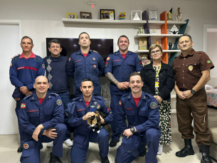 Notícia - Em forma de agradecimento, Bombeiros Militares são recebidos na Casa Guido após incêndio