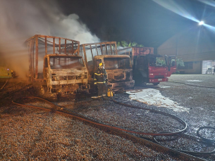 Notícia - Criciúma: bombeiros controlam incêndio em caminhões de indústria alimentícia 