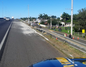 Notícia - Caminhoneiro morre após saída de pista na BR-101 em Santa Rosa do Sul 