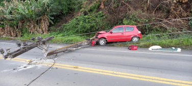 Notícia - Motorista colide carro contra poste de energia na SC-108