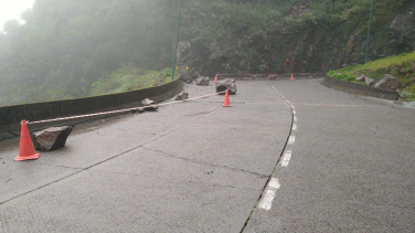 Notícia - Pedras deslizam e caem sobre a pista na Serra do Rio do Rastro