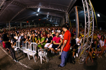 Notícia - Em show de Gio Lisboa, milhares de pessoas celebram os 27 anos do Criciúma Shopping