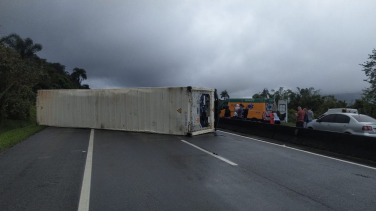 Notícia - Carreta tomba na BR-101 e deixa pista interditada