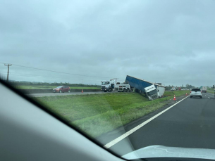 Notícia - Carreta tomba no canteiro central da BR-101 e trânsito flui em meia pista