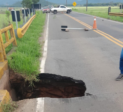 Notícia - Ponte entre Praia Grande e São João do Sul é interditada após desabamento de cabeceira (FOTOS E VÍDEO)