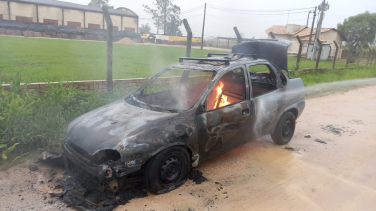 Notícia - Carro fica destruído após pegar fogo em Morro da Fumaça