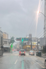 Notícia - Veja: em menos de uma hora, chuva alaga ruas de Criciúma (FOTOS e VÍDEO)