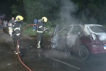 Notícia - Carro pega fogo no bairro Laranjinha, em Criciúma