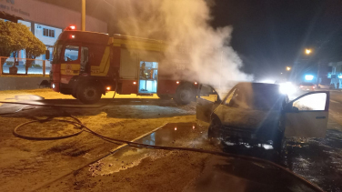 Notícia - Carro pega fogo em Morro da Fumaça