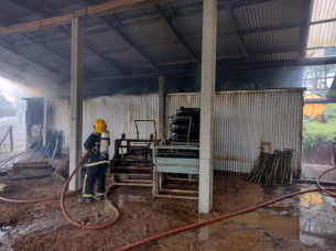 Notícia - Incêndio em estufa de fumo causa prejuízo de R$ 100 mil em Orleans