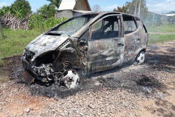 Notícia - Carro é destruído por fogo em Santa Rosa do Sul