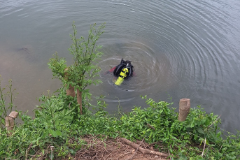 Notícia - Carro cai no Rio Araranguá e motorista morre